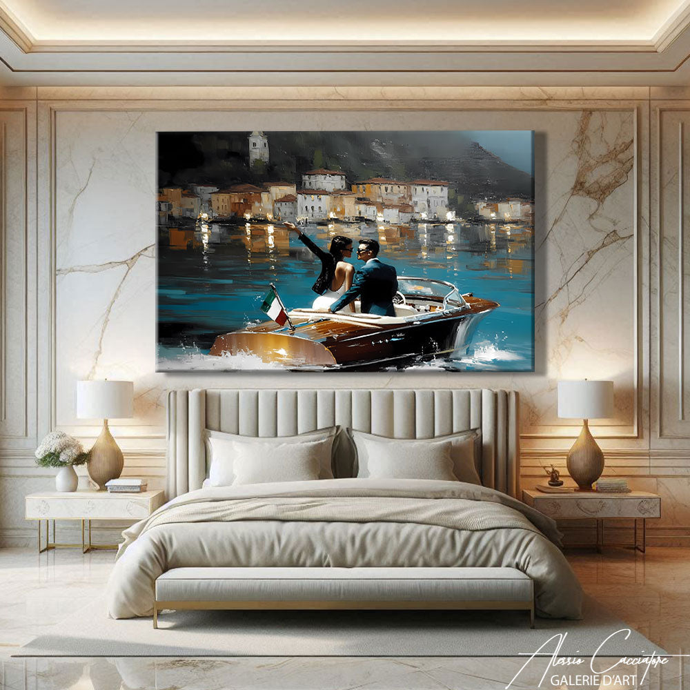 Tableau accroché au-dessus du lit dans une chambre élégante