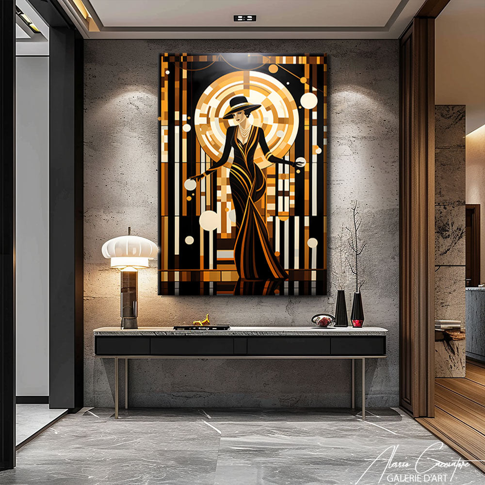Tableau art déco aux motifs géométriques dorés accroché dans un intérieur contemporain