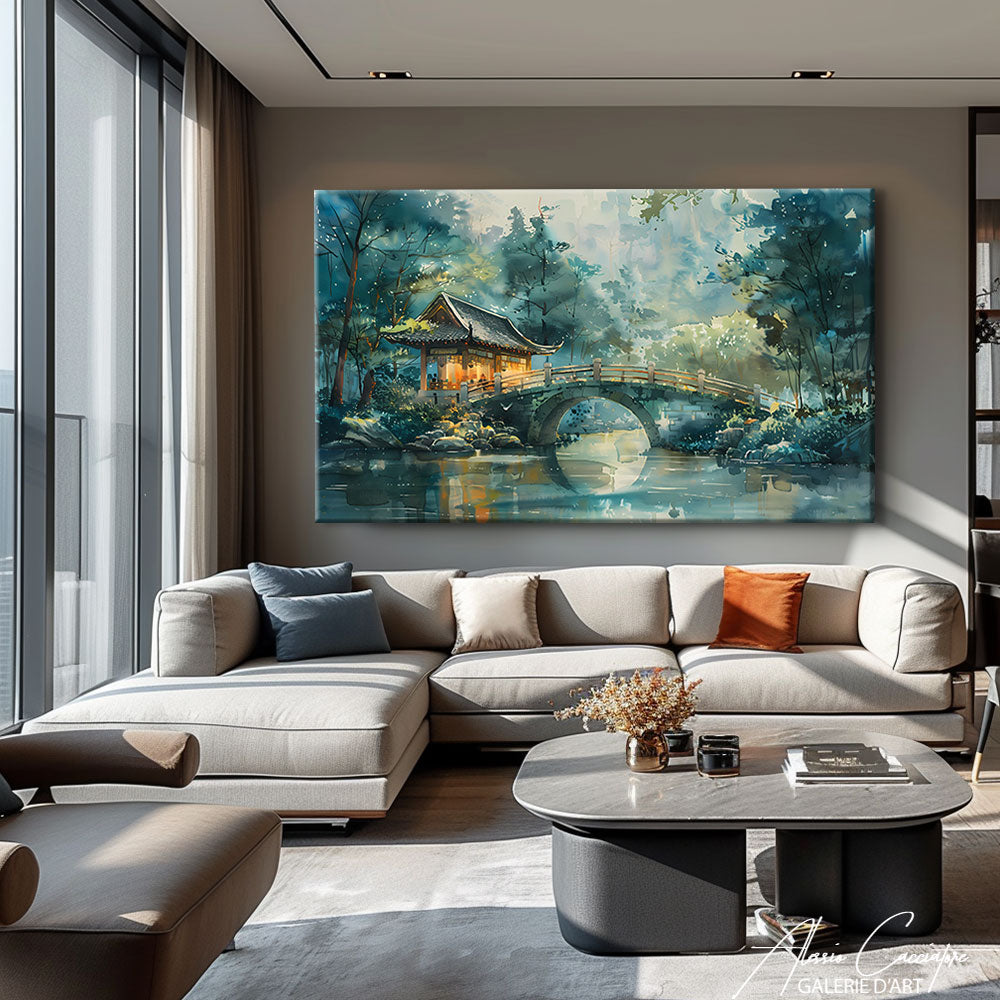 Tableau vert paysage nature accroché au-dessus d'un canapé gris dans un salon lumineux