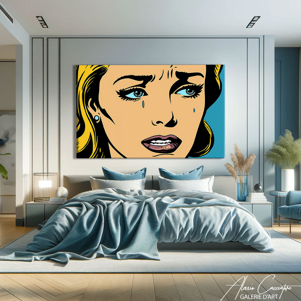 Tableau visage femme pop art accroché dans un salon contemporain